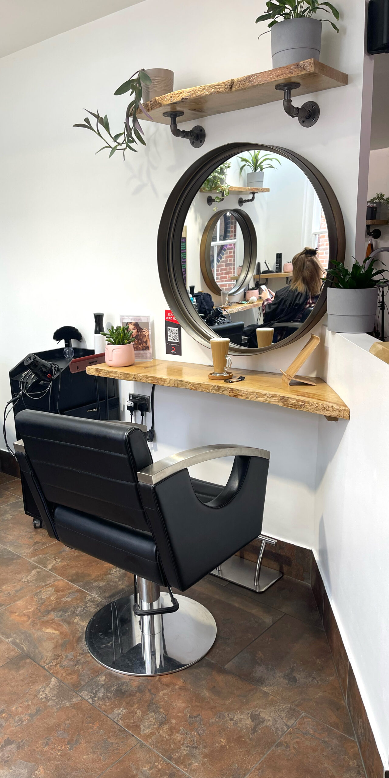 Crowning Glory Salon station2 400x800
